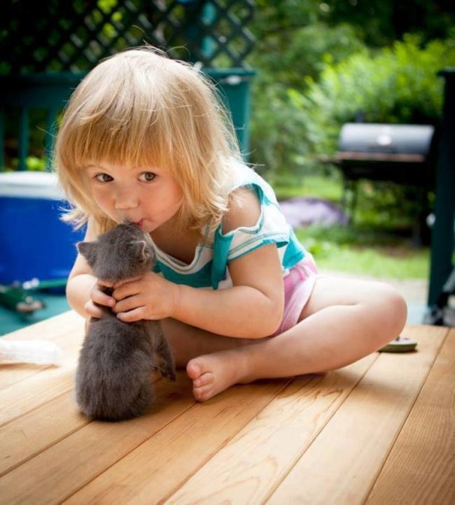 10-heart-melting-pics-of-kids-and-their-pets