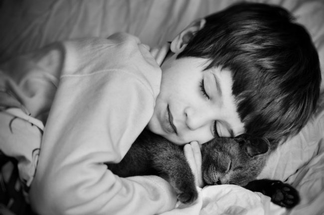 5-heart-melting-pics-of-kids-and-their-pets