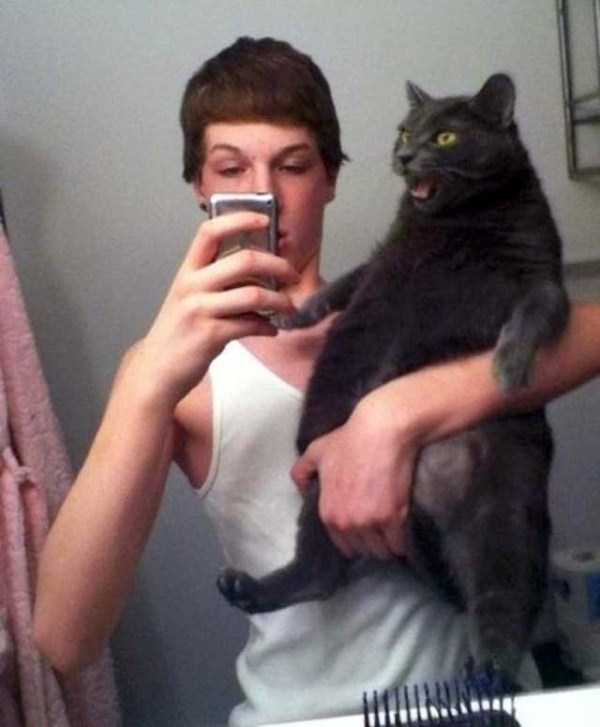 12-pets-and-their-hilarious-reaction-to-selfies