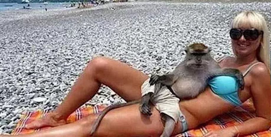 17-girls-and-monkeys-perfectly-timed-pics