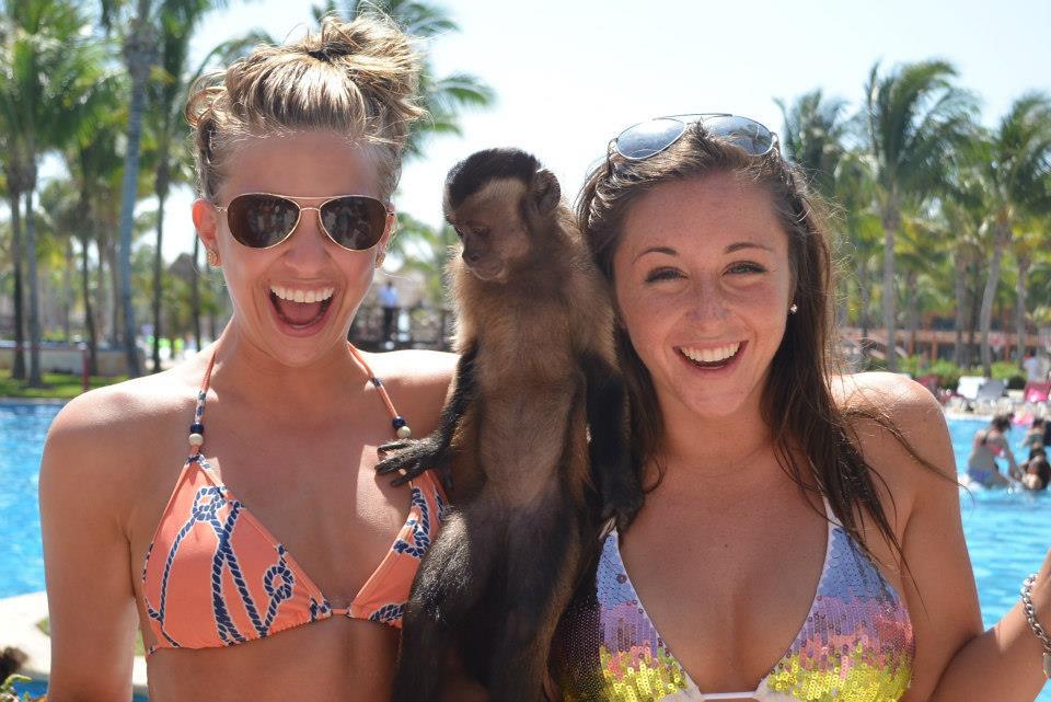 3-girls-and-monkeys-perfectly-timed-pics