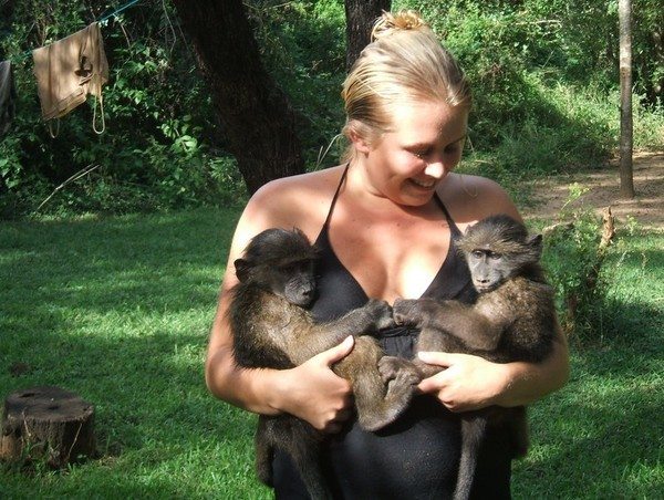 6-girls-and-monkeys-perfectly-timed-pics