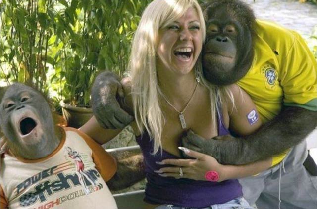 8-girls-and-monkeys-perfectly-timed-pics